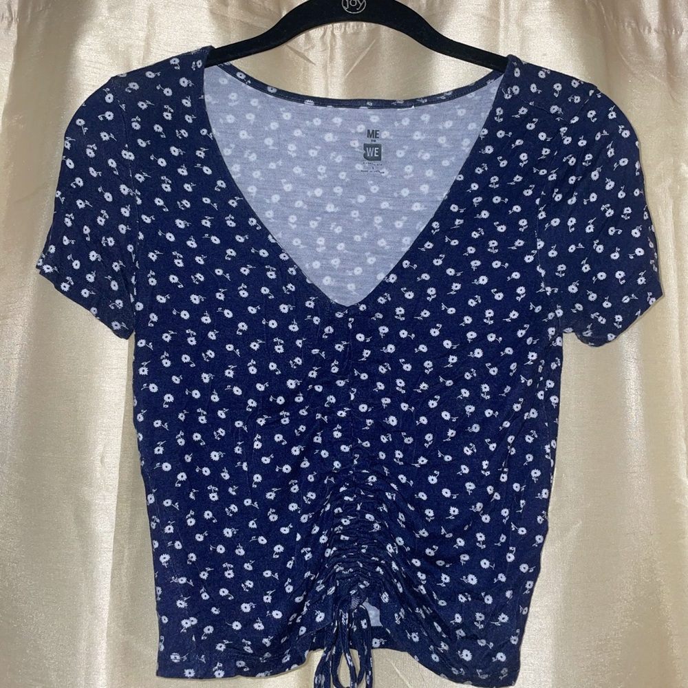 Navy blue flowery top from Pacsun!💙🌞